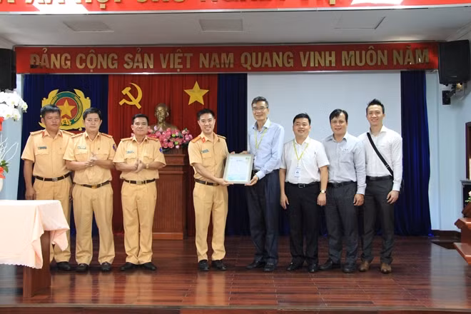 Representatives of the HCMC Medicine and Pharmacy University Hospital handing a thank you letter to leaders and soldiers of the Road-Railway Traffic Police Division.