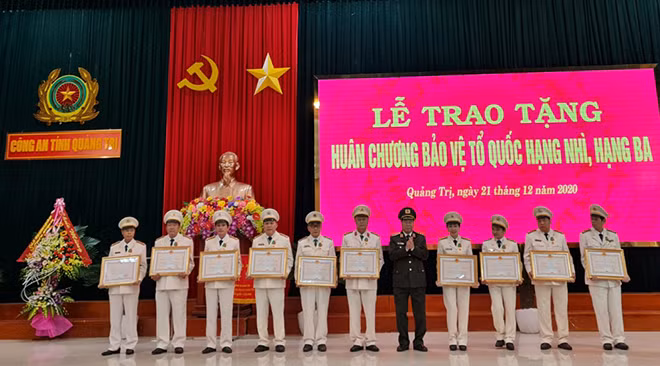 Deputy Minister Bui Van Nam presenting certificate of merit to excellent individuals.