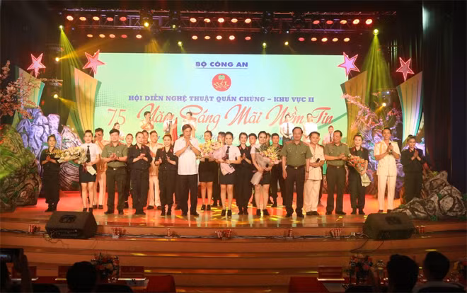 Deputy Minister Nguyen Van Thanh presenting flowers to the actors and artists at the ceremony.