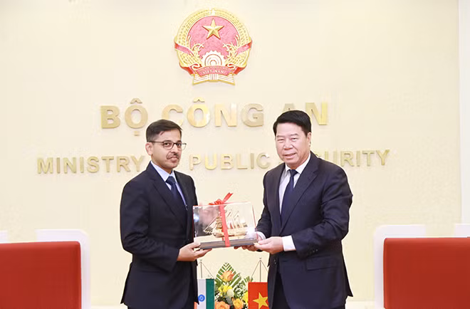 Senior Lieutenant General Bui Van Nam presenting souvenir to Ambassador Pranay Verma.