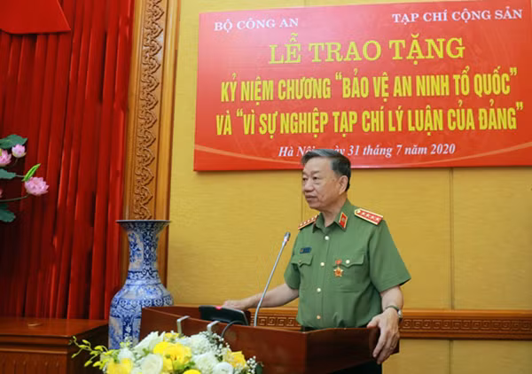General To Lam speaking at the ceremony.