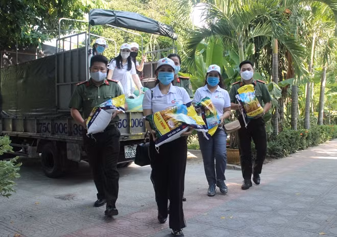 Reportedly, this was the third consecutive time that the IQ Club in collaboration with the Thien Hue Police Office for Immigration organized charitable activities in the province.