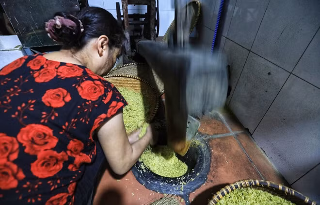 There is legend about how green sticky rice was born in Vong village. In an autumn of thousand years ago, people there suffered a huge storm which destroyed all paddy fields where rice was about to be in flowering period.