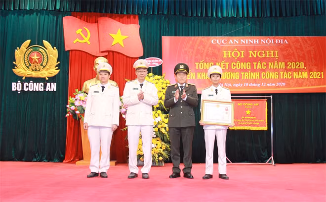 Under the authority of the State President, Deputy Minister Luong Tam Quang awarding the First-class “Feat of Arms” Order to Division 6 under the Department of Homeland Security.
