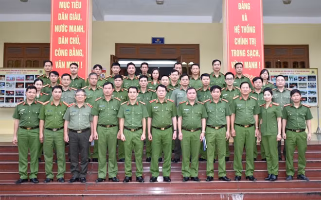 Deputy Minister Le Quoc Hung and the Ninh Khanh Prison’s leaders and officers.