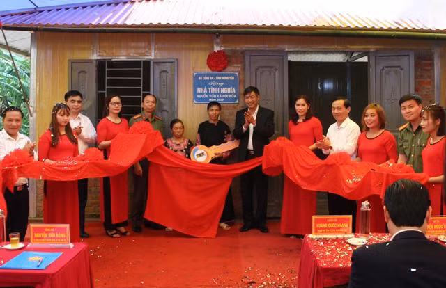 the MPS and sponsors had built and repaired 1,383 houses (worth VND 50 billion in total) for needy families in Van Ho district.