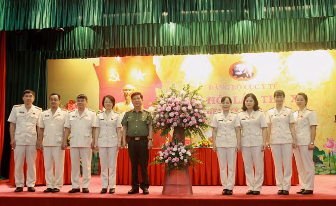 Deputy Minister Nguyen Van Son presenting congratulation flowers to the newly elected Party Executive Committee.