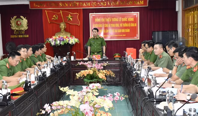 Major General Le Quoc Hung speaking at the meeting.