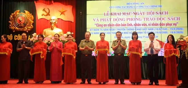 Deputy Minister Nguyen Van Thanh and delegates cut the opening ribbon of the Book Festival.