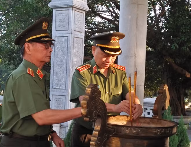 Minister To Lam and delegates offering flowers and incense to martyrs at in cemetery and relic in dedication to the former Central Security Department of the South in Tan Bien district, Tay Ninh province.