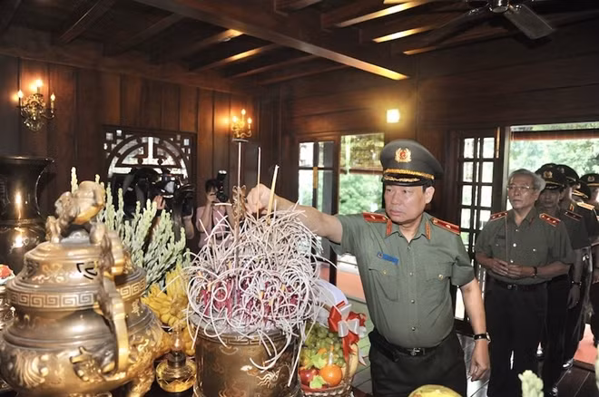 Deputy Minister Le Tan Toi offering incense to commemorate the beloved President Ho Chi Minh.