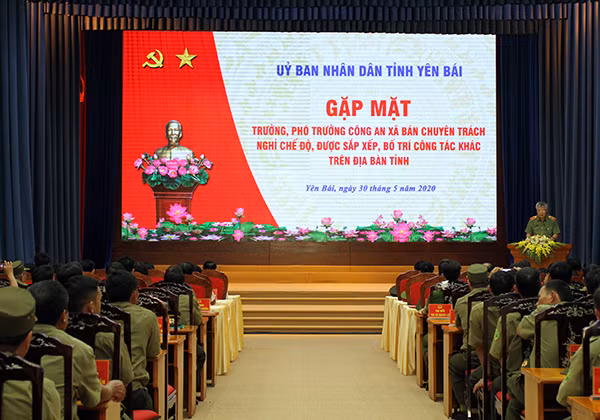Deputy Minister Le Quoc Hung presents souvenirs to the former chiefs and deputy chiefs of communal police posts who retired or were posted to other positions.