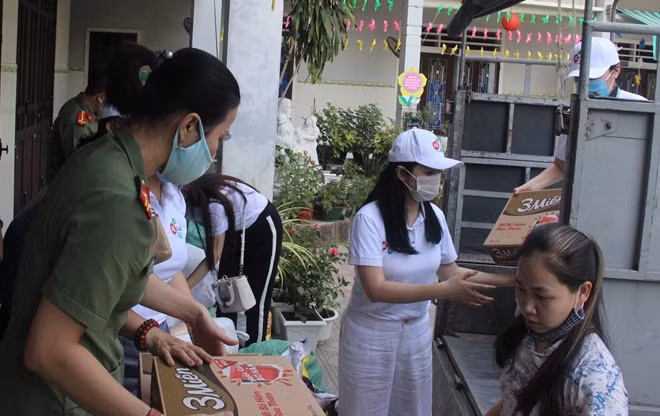 Following Vietnamese people’s philosophy of life "A good leaf covers torn leaves", the IQ Club led by Chairwoman Giang My and the Thua Thien Hue Police Office for Immigration donated 1.5 tons of rice, 100 boxes of instant noodles, 15 boxes of fresh milk, 30 kg of sugar and cash (worth VND 150 million) to the three centers.