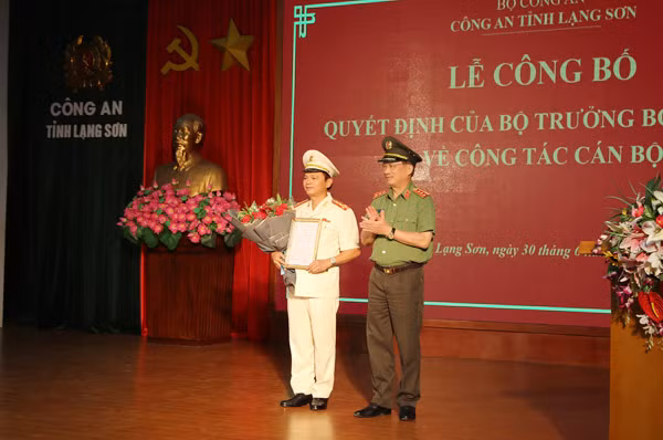 Deputy Minister Nguyen Van Thanh handing over the decision to Senior Colonel Thai Hong Cong.