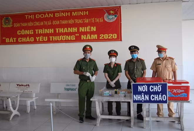 The program “A porridge bowl of love” takes place at the Binh Minh Town Medical Center every Thursday morning.