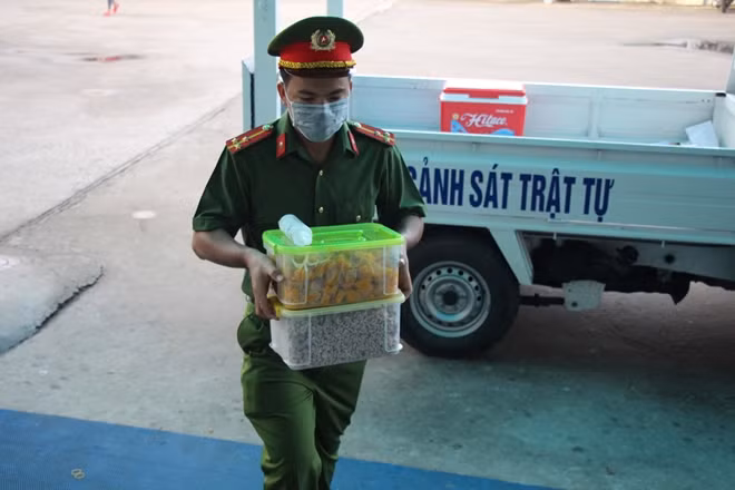 The cost of 100 bowls of porridge serving 100 poor patients on each Thursday morning, worth 1 to 1.5 million VND, is covered by the police officers and soldiers of Binh Minh Town and kind donors.