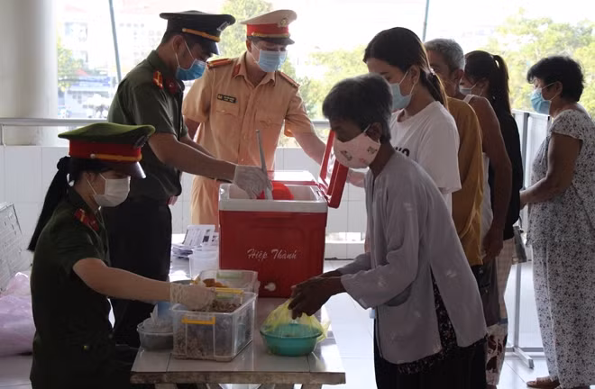 With the support, Binh Minh police officers show their responsibility for the community, contributing to building the beautiful image of the police officer.