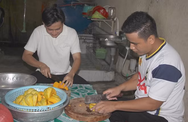 Other Youth Union members of the Binh Minh Town Police and some kind donors have joined Senior Lieutenant Huynh Cong Nhan to carry out this program.