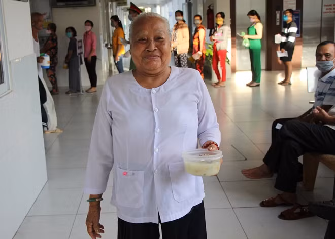 “The porridge is very delicious and hygienic. I’m very happy and touched”, said Nguyen Thi Hau, a patient at the Binh Minh Town Medical Center.
