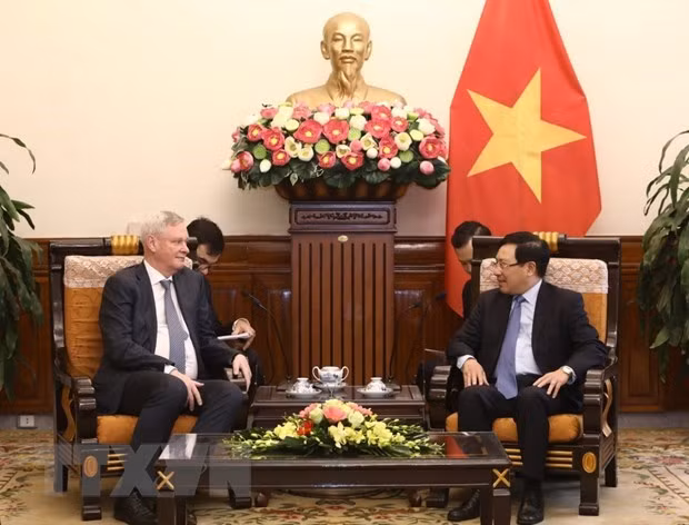 Deputy Prime Minister and Foreign Minister Pham Binh Minh (R) and First Deputy Foreign Minister of Russia Vladimir Titov (Photo: VNA)