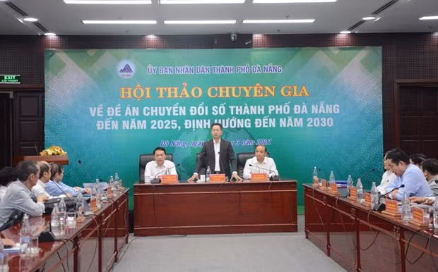 Secretary of the Da Nang Party Committee Nguyen Van Quang (standing) speaks at the workshop on March 22 (Photo: VNA)