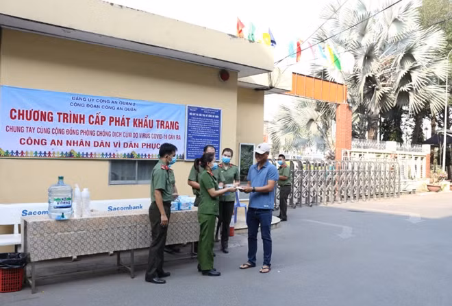 The district police forces offer free medical facemasks to the locals. The district police forces offer free medical facemasks to the locals.