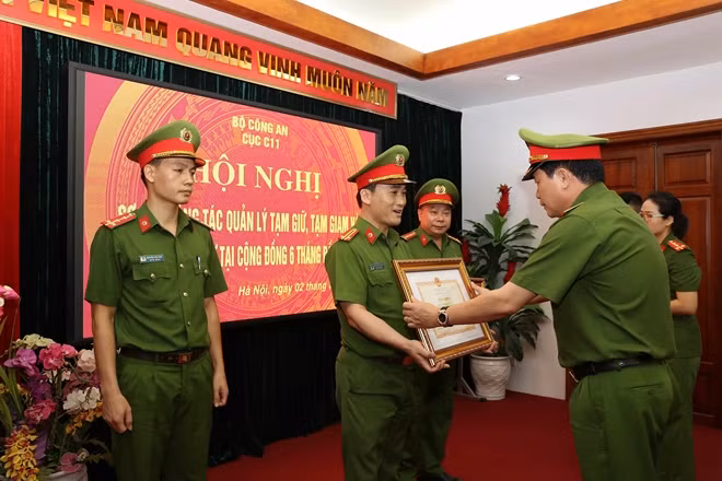 Deputy Minister Le Quoc Hung presents Certificates of Merit to outstanding individuals.