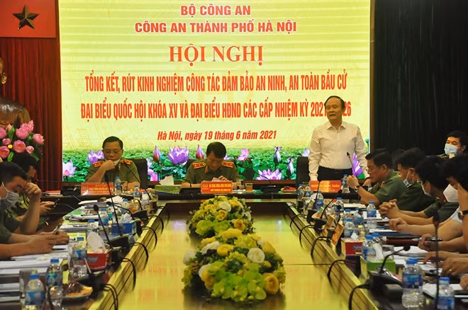Mr. Nguyen Ngoc Tuan, Chairman of the Hanoi Municipal People's Council, hails the effort of the Hanoi Police Forces.