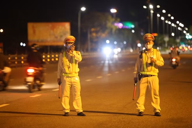 As from 9.30 pm on April 25, a police checkpoint was set up in front of September 2 Square in Da Nang City to handle traffic safety violations.