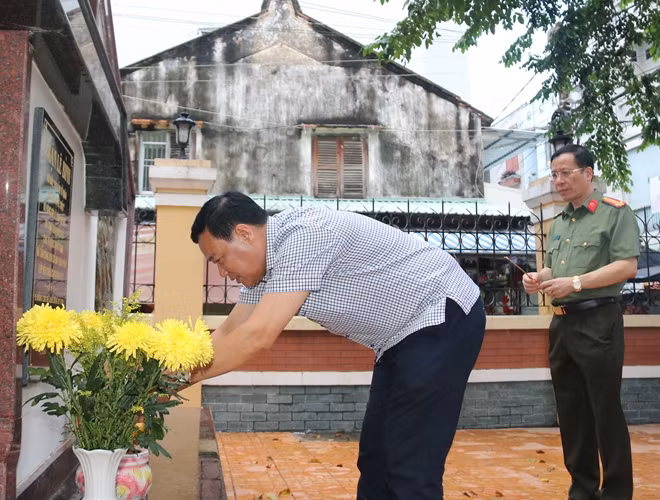 Deputy Minister Le Tan Toi and the delegation paid floral tribute to heroic martyrs.