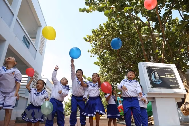 Children on Truong Sa islands enjoy the sunshine.
