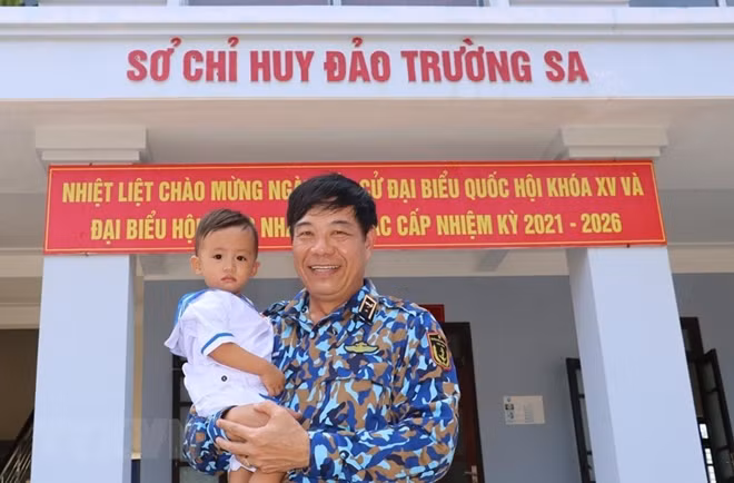 Lam Nhat Kien Huy, an 18-month-old child, in a photo with Rear Admiral Phan Tuan Hung, Deputy Commander of the Naval Force.