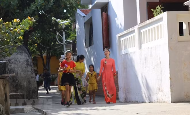 Residents of Sinh Ton Commune.