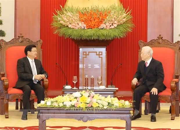 Party General Secretary and State President Nguyen Phu Trong (R) receives Lao Party General Secretary and Prime Minister Thongloun Sisoulith on December 2020 in Hanoi (Photo: VNA)