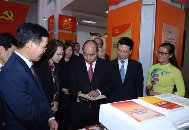 Prime Minister Nguyen Xuan Phuc (centre) at the book exhibition (Photo: VNA)