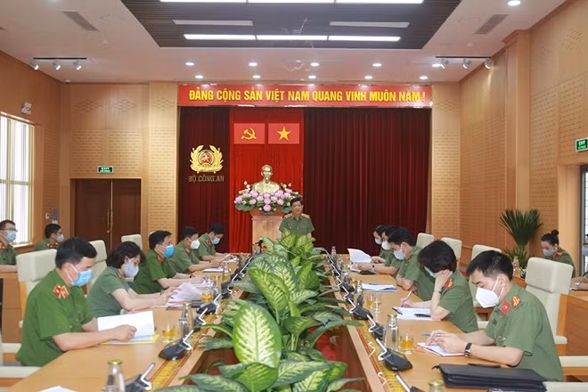 Senior Lieutenant General Nguyen Van Son, Deputy Minister of Public Security and Head of the Steering Committee for Disease Prevention and Control under the Ministry of Public Security chairing the event.