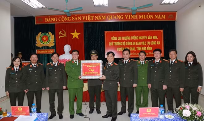 Deputy Minister Nguyen Van Son presents gifts to the police of Mai Chau district.