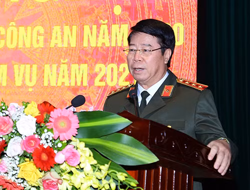 Senior Lieutenant General Bui Van Nam speaking at the event.