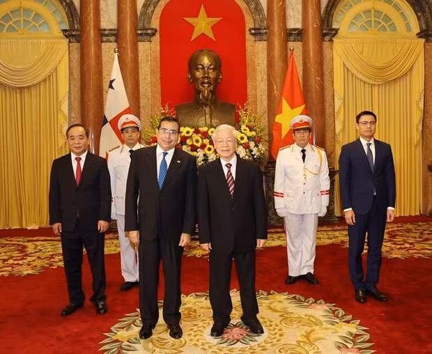 Party General Secretary and State President Nguyen Phu Trong (first row, right) poses for a photo with Panamanian Ambassador to Vietnam Eligio Alberto Salas De Leon (Photo: VNA)