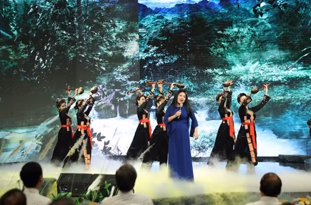 Artists perform at the exchange programme "Ho Chi Minh - Journey of Desires 2020” in Hanoi on May 12. (Photo: VNA)