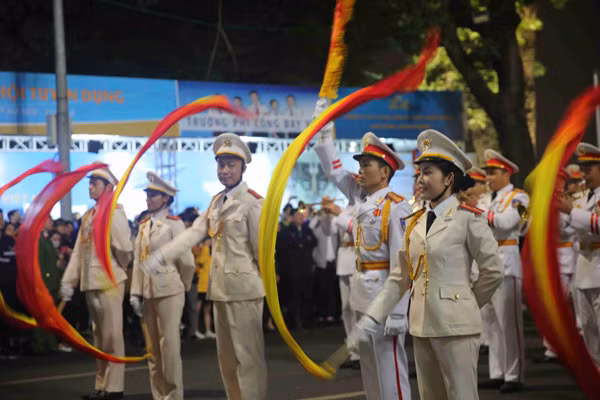 [TET] Cultural activities successfully portray beautiful image of the police in 2022 -0