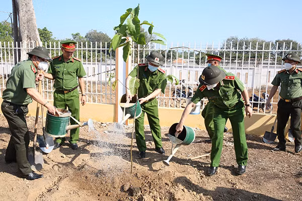 Deputy Minister Le Quoc Hung plants trees at the Xuyen Moc Detention Center.