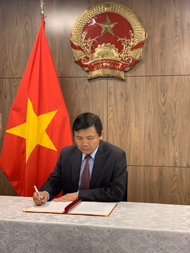 Ambassador Dang Dinh Quy, Permanent Representative of Vietnam to the United Nations (UN), represents Vietnam to sign the new US-led Call to Action on Women’s Economic Empowerment. (Photo: Vietnam's Permanent Mission to the UN)