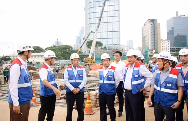 Deputy Prime Minister and Foreign Minister Pham Binh Minh (third from right) at the construction site of Ben Thanh - Suoi Tien metro line (Photo: VNA)