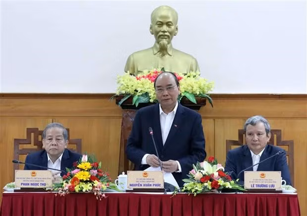 Prime Minister Nguyen Xuan Phuc (centre) at the working session (Photo: VNA)