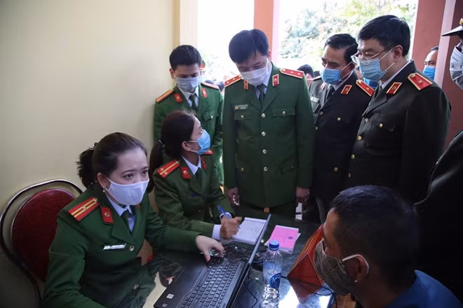 Deputy Minister Nguyen Duy Ngoc checks the e-ID card issuance procedures at mobile working teams in Hung Nguyen district, Nghe An province.