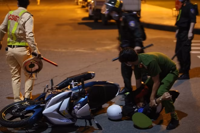 10 minutes later, the group detected 4 motorbikes roaring toward September 2 square. The traffic police officers signaled to stop the vehicles but the drivers drove away at a high speed.