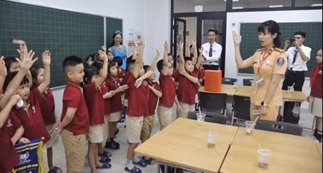 Son La police disseminate law against gambling at school ảnh 3