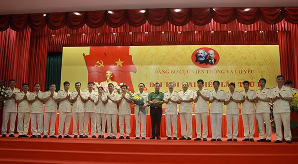 Deputy Minister Le Tan Toi presents flowers to the newly elected Party Executive Committee of the DTC Party organization for the 2020-2025 term.