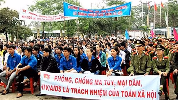 Young people join a campaign on drugs prevention (Photo: baochinhphu.vn)